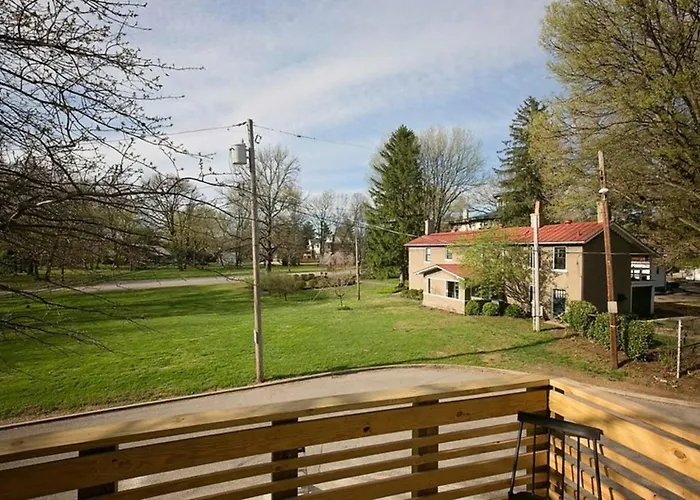 Park Carriage House Rest & Explore With Hollyhock
