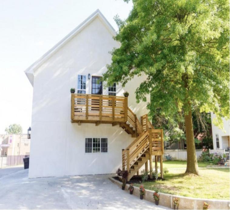 Park Carriage House Rest & Explore With Hollyhock